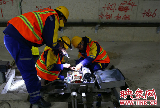 鄭州地鐵設(shè)備部各工種的同事們每晚在夜深人靜時的隧道里堅守著自己的崗位。