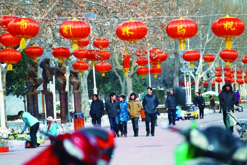 昨天，鄭州市文博廣場上已掛起了燈籠。