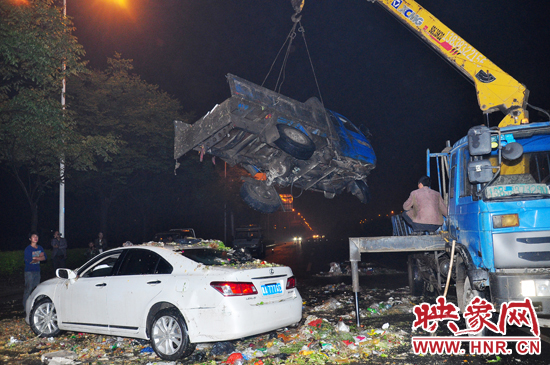 1點40許，兩輛車先后被吊起并拖離現(xiàn)場，停車場的幾位員工將路面清掃干凈，隨后該路段恢復(fù)通行。