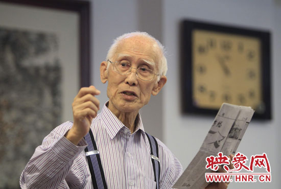 余光中現(xiàn)場(chǎng)朗誦新詩《招魂》。