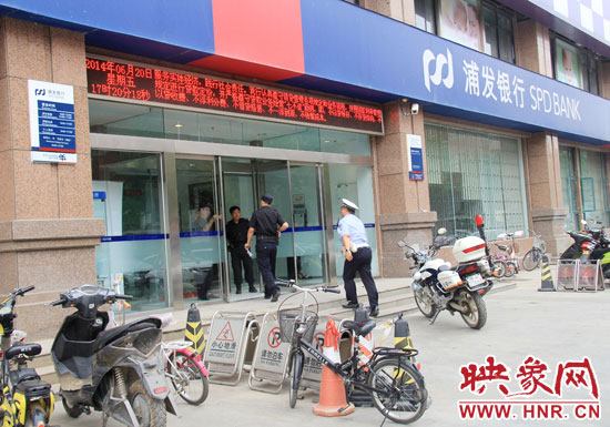 民警趕到現(xiàn)場了解情況。
