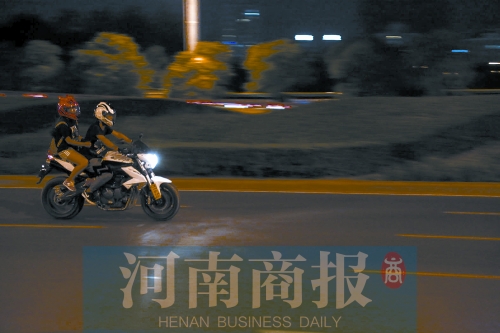 深夜，鄭東新區(qū)，不少人騎著摩托車呼嘯而過