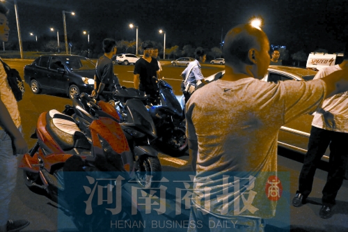 一小時內，民警就扣了12輛摩托車、電動車