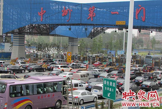 鄭州機場收費站口（中州第一門）車輛排隊擁堵情況嚴(yán)重。