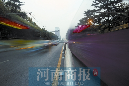 如今的建設(shè)路拓寬了不少，各種車輛川流不息（照片為多次曝光合成）