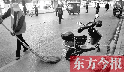 昨日，鄭州市中州大道上，穿梭于車流中上崗的環(huán)衛(wèi)工