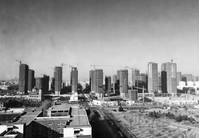 在鄭州市同一地點拍攝的照片，下為1月1日晴朗天氣，上為1月5日霧霾天氣。（拼接圖片）