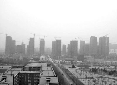 在鄭州市同一地點拍攝的照片，下為1月1日晴朗天氣，上為1月5日霧霾天氣。（拼接圖片）