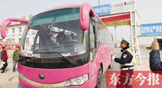 鄭州交警在鄭州黃河大橋安裝“機動車緝查布控系統(tǒng)”嚴查違法運輸行為，確保旅客安全。