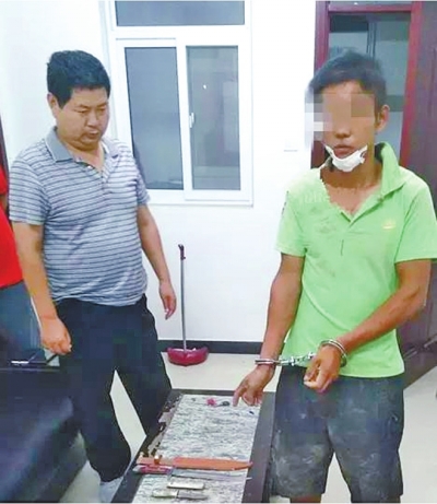 犯罪嫌疑人張某某（右）被抓時，挎包中被搜出兩把長約30厘米的尖刀