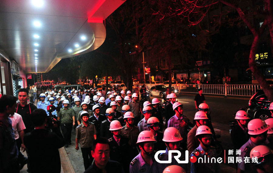2012年12月26日晚，海南省三亞市，三亞市綜合行政執(zhí)法局河西大隊近百名城管上街執(zhí)法。