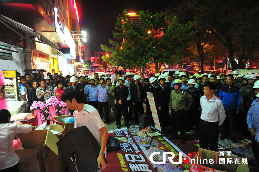 　2012年12月26日晚，海南省三亞市，三亞市綜合行政執(zhí)法局河西大隊近百名城管上街執(zhí)法。