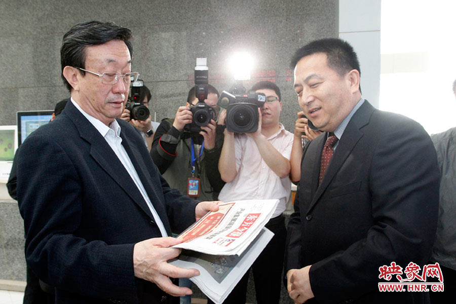 東方今報報社社長趙國平向河南省委書記、省人大常委會主任郭庚茂匯報東方今報的內(nèi)容、發(fā)行等情況 東方今報