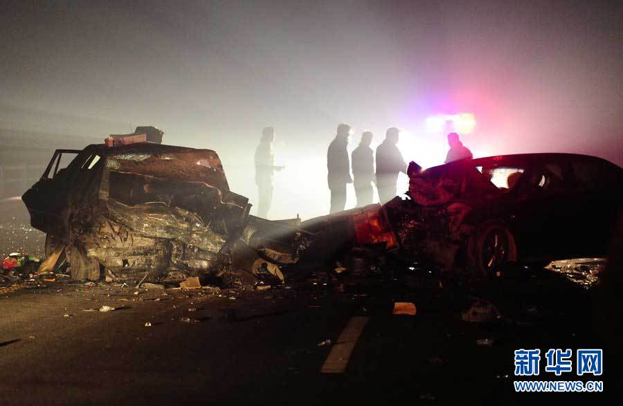 2013年1月9日，合肥，事故現(xiàn)場(chǎng)，兩輛受損車輛已經(jīng)全部變形