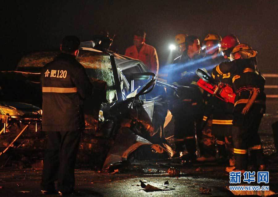 2013年1月9日，合肥，事故現(xiàn)場(chǎng)，兩輛受損車輛已經(jīng)全部變形