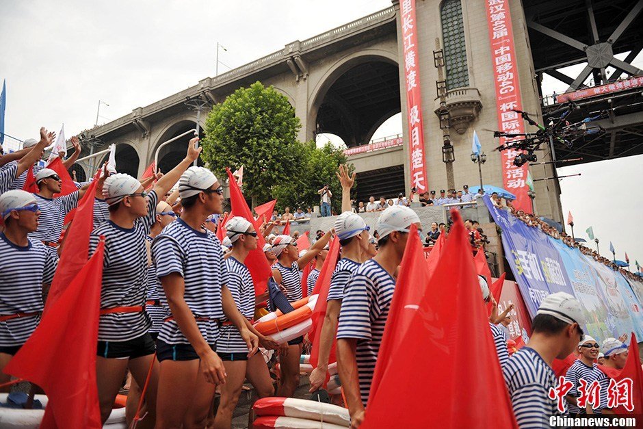 圖為28個(gè)橫渡方隊(duì)依次下水橫渡長(zhǎng)江。中新社發(fā) 張暢 攝