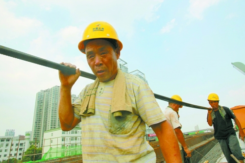 農(nóng)民工工作辛苦，權(quán)益理應(yīng)有保障。