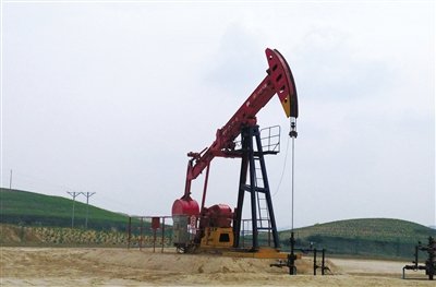 長慶油田標(biāo)準(zhǔn)化井場，位于定邊縣新安邊鎮(zhèn)店子坪村黃土高原上。