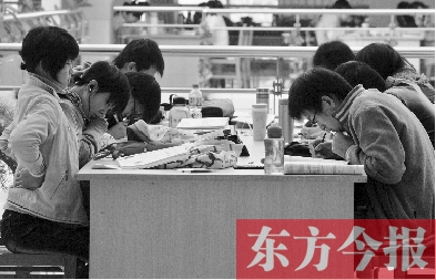 專家認(rèn)為，內(nèi)地高校對學(xué)生創(chuàng)造性、自主性的培養(yǎng)不及港校