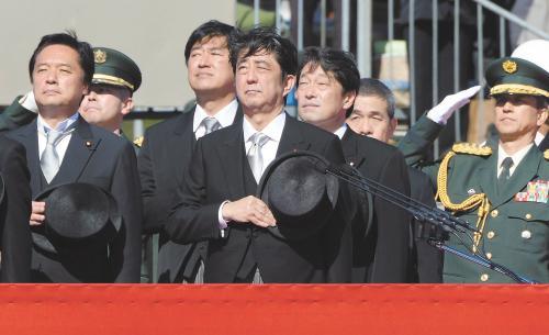 　27日上午，日本首相安倍晉三在琦玉縣的自衛(wèi)隊(duì)朝霞訓(xùn)練場(chǎng)出席陸上自衛(wèi)隊(duì)年度閱兵式
