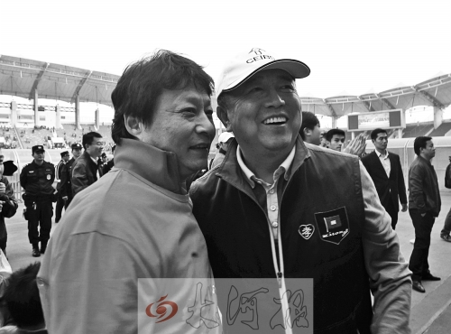 比賽結(jié)束后，老胡熱情擁抱老唐。