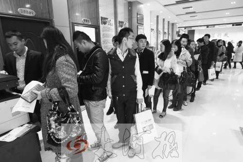 昨天,除復(fù)印材料處有新人排隊外,金水區(qū)民政局婚姻登記處大廳內(nèi)處未見新人排隊的火爆場景。