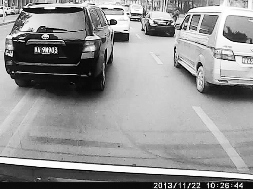 這輛黑色車輛不避讓執(zhí)行緊急任務(wù)的救護(hù)車，并壓著雙黃線變更車道。唐韜/圖
