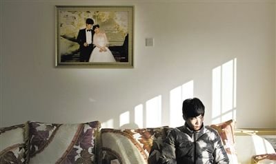 11月28日，青島膠南，丁海偉的婚房掛著與妻子的結婚照。如今妻子和未出世的孩子都已離世。新京報記者 周崗峰 攝