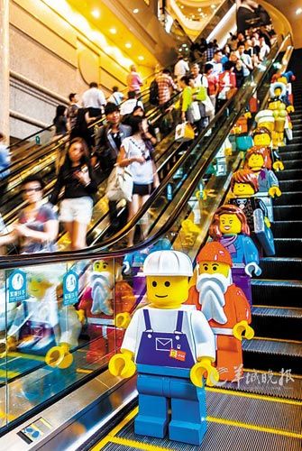 香港時代廣場今年推出樂高圣誕村，樂高人偶烘托節(jié)日氛圍
