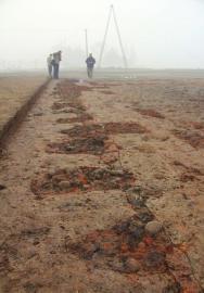 　　鋸齒狀的大型建筑基址。