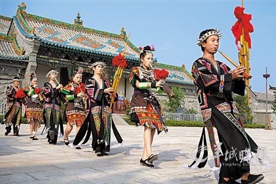 山東臺(tái)兒莊古城內(nèi)，來(lái)自外地的演員表演蘆笙舞 王建華 攝