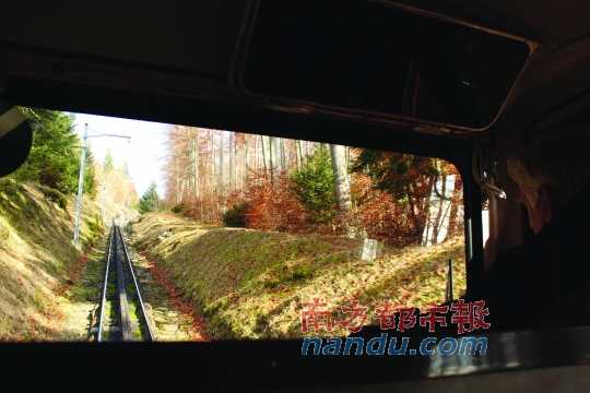 小火車一路向上，沖破云層，豁然開朗，乘客們的歡呼聲適時響起，一切漸入佳境。