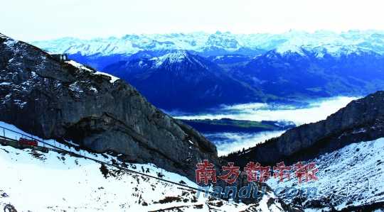  齒軌火車在皮拉圖斯山上穿行，如同紅色的龍在山中游弋。