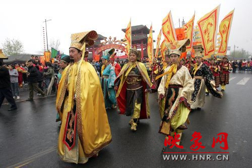 　　3月30日上午,開封市舉行2013中國(開封)清明文化節(jié)踏春巡游活動?！?　　