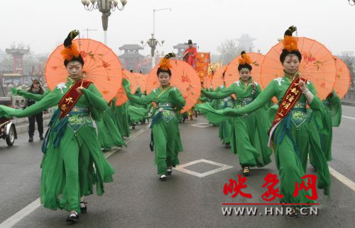　　3月30日上午,開封市舉行2013中國(開封)清明文化節(jié)踏春巡游活動?！?　　