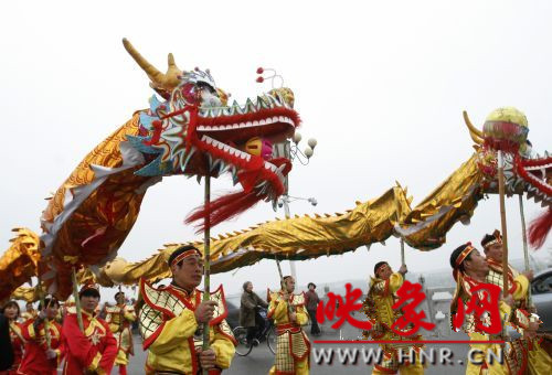 　　3月30日上午,開封市舉行2013中國(開封)清明文化節(jié)踏春巡游活動?！?　　