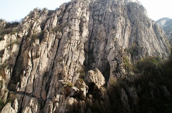 驢友爬嵩山墜崖遇難 專(zhuān)家盤(pán)點(diǎn)省內(nèi)旅游高危線(xiàn)路