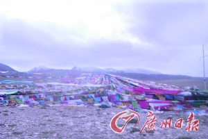 沿途遍地可見的五彩經(jīng)幡。