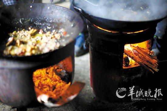 　　吃幾頓土家飯,喝幾杯土家酒,嘗幾塊土家肉。