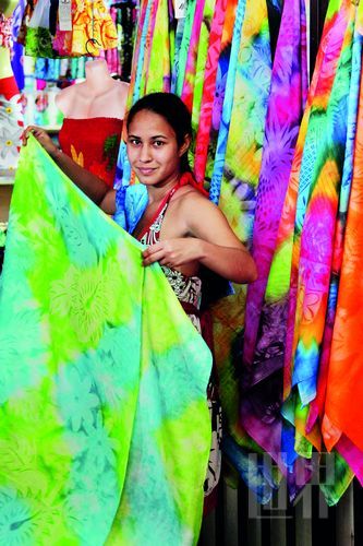 　　Pareo,這一幅幅有著漂亮圖案、色彩繽紛的布,是大溪地人最美的衣