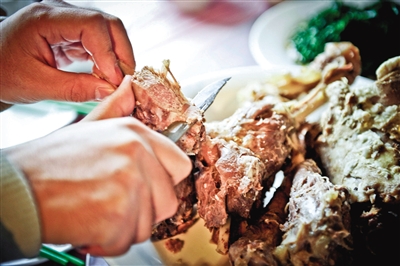 在西北大多數(shù)地區(qū),手抓肉是最普遍最經(jīng)濟的羊肉吃法。