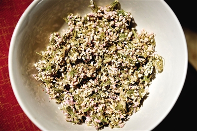 作為香料的扎蒙是一種陜北常見的細碎野花。