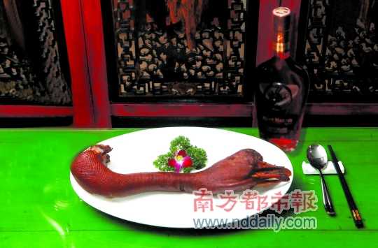 人頭馬誠(chéng)印干邑白蘭地是高端宴席的佐餐佳釀，圖為鹵水老鵝頭
