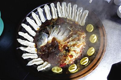 黃驊鍋灶魚，將海魚與面食相互搭配。農(nóng)業(yè)與漁業(yè)、土地與海洋，在這里構(gòu)成了微妙的平衡。