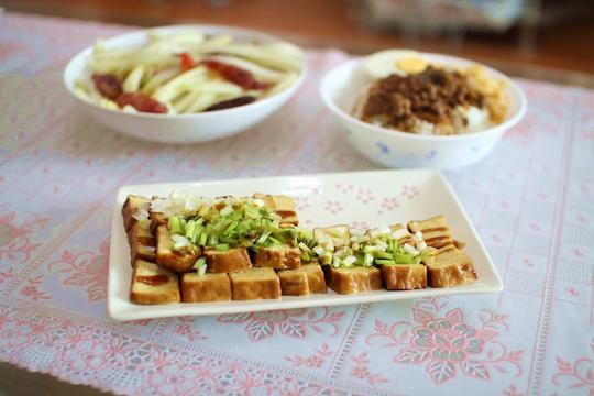 　　對于一碗鹵肉飯來說,完全不需要濃墨重彩的配其他煎炸食物,只需要搭上清爽的豆干、爽口的蘿卜即可。