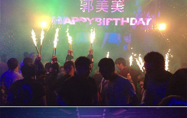 2013年6月16日下午，郭美美在網(wǎng)上曬出一組慶生照。通過(guò)照片可以看出，酒吧的巨大舞池中燃放焰火