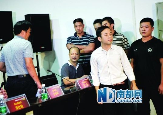 佛山精武會會長梁旭輝在弟子保護(hù)下來到現(xiàn)場。