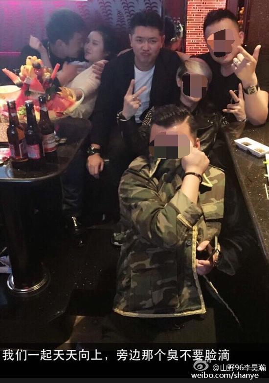 田源朋友辟謠稱左側抱著女子親吻的是田源的發(fā)小，女子的男友。