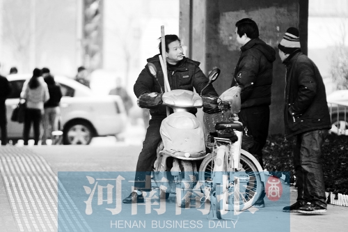 想讓農(nóng)民工安定下來，城市要給他們相應(yīng)的福利待遇，還有家的感覺