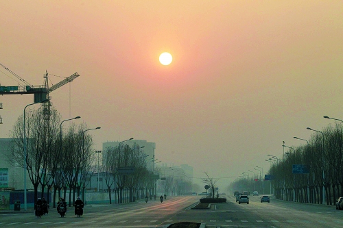 昨日天空放晴，雖然天還不是那么藍，但也給大家?guī)砗眯那椤? complete=